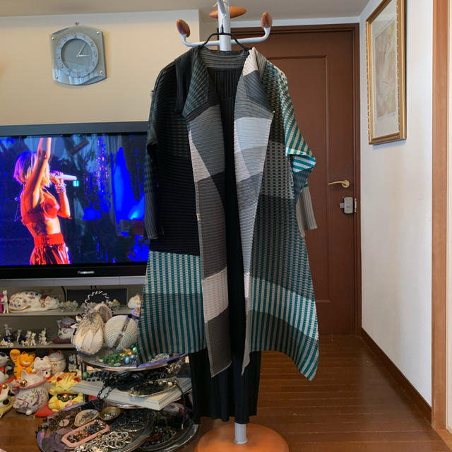 ロングコート専用　イッセイミヤケコレクションライン　美しい羽織りコート
