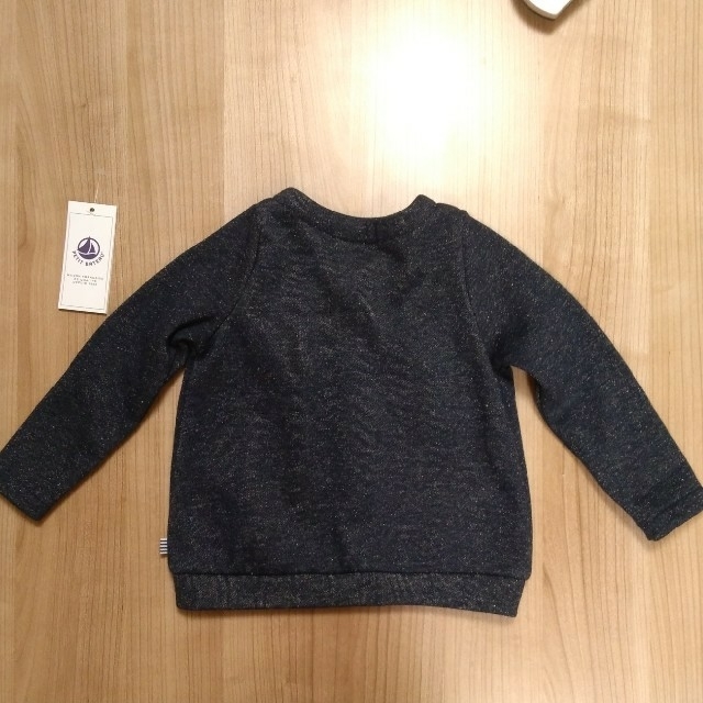 PETIT BATEAU(プチバトー)の新品未使用☆プチバトーラメスウェットカーディ キッズ/ベビー/マタニティのベビー服(~85cm)(カーディガン/ボレロ)の商品写真