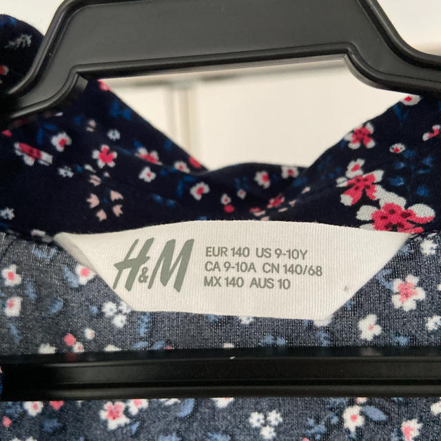 H&M(エイチアンドエム)のH&M シャツワンピ　チュニック　140cm 小花柄 キッズ/ベビー/マタニティのキッズ服女の子用(90cm~)(ブラウス)の商品写真