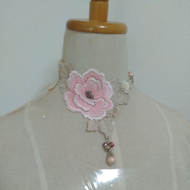 薔薇バラ　ピンクレースチョーカー レディースのアクセサリー(ネックレス)の商品写真