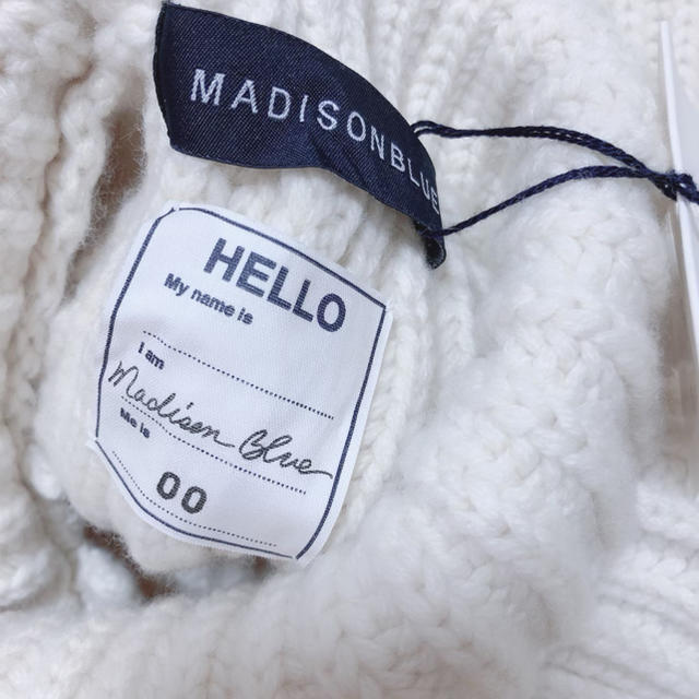 MADISONBLUE(マディソンブルー)のマディソンブルー　ニット　ポンチョ　タグ付き新品未使用 レディースのジャケット/アウター(ポンチョ)の商品写真