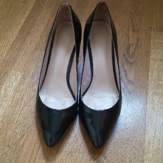 モードエジャコモ(Mode et Jacomo)の24.5黒エナメルパンプス👠(ハイヒール/パンプス)