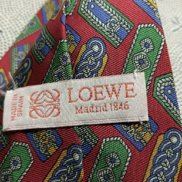 LOEWE(ロエベ)の【最終値下❗】【LOEWE】赤地に記章柄 メンズのファッション小物(ネクタイ)の商品写真