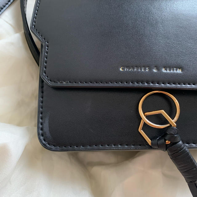 Charles and Keith(チャールズアンドキース)のCHARLES & KEITH バッグ レディースのバッグ(ショルダーバッグ)の商品写真