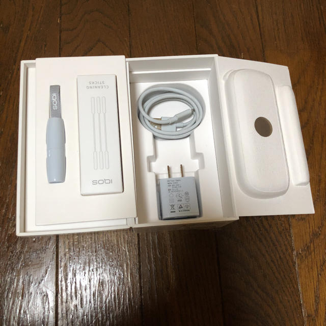 IQOS(アイコス)のiQOS アイコス 3 DUO ブリリアントゴールド チャージャーホルダー新品 メンズのファッション小物(タバコグッズ)の商品写真