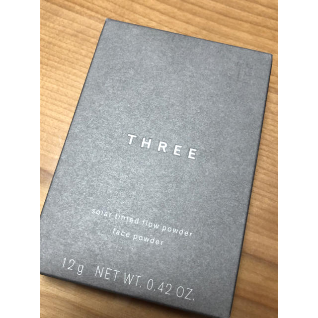 THREE(スリー)の新品　THREE ソーラーティンティドフローパウダー　チーク　フェイスパウダー コスメ/美容のベースメイク/化粧品(フェイスパウダー)の商品写真