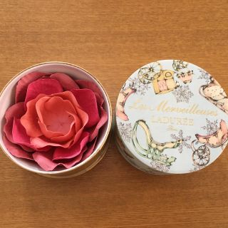 LADUREE - ラデュレ 花びらチークの通販 by メロン箱's shop｜ラデュレ 