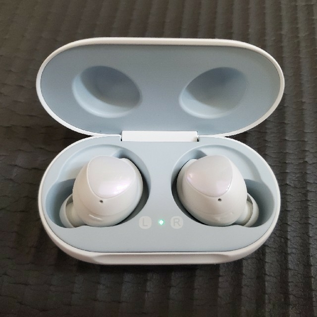 （専用）galaxy buds 美品/付属品完備 スマホ/家電/カメラのオーディオ機器(ヘッドフォン/イヤフォン)の商品写真