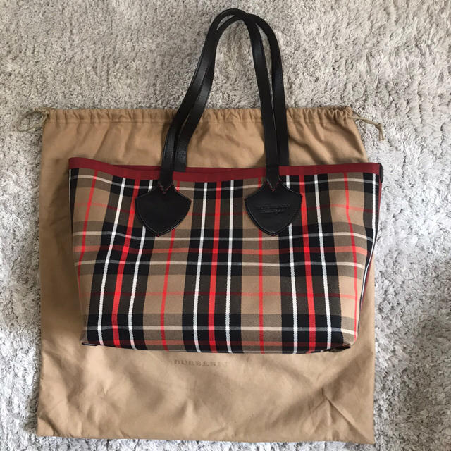 BURBERRY(バーバリー)のBurberry リバーシブル トートバッグ(新品未使用品) レディースのバッグ(トートバッグ)の商品写真