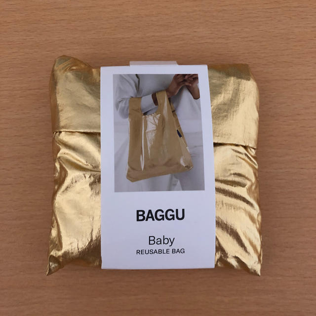 BEAMS(ビームス)の新品　BAGGU Baby メタリック  ゴールド レディースのバッグ(エコバッグ)の商品写真