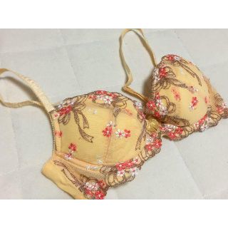 トリンプ(Triumph)の97新品トリンプ♪小花刺繍使いパッド付ブラジャーD70イエロー(ブラ)