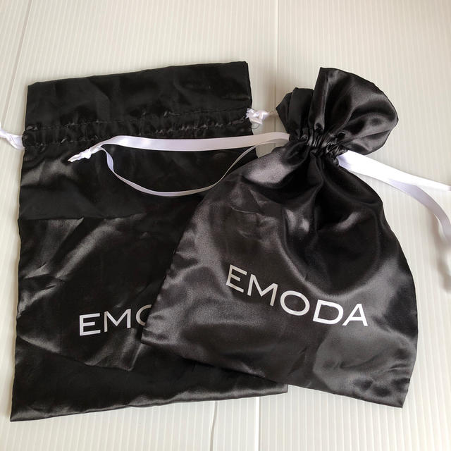EMODA(エモダ)のEMODA エモダ きんちゃく袋 ポーチ 2枚 レディースのファッション小物(ポーチ)の商品写真
