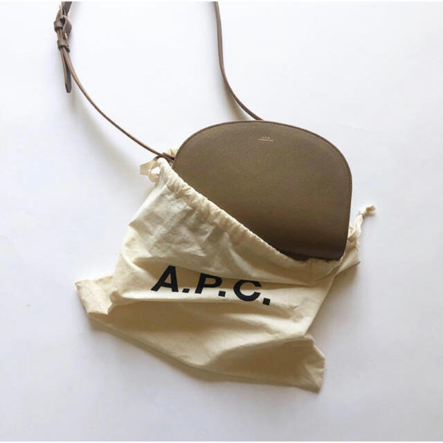 A.P.C(アーペーセー)のエーペーセー　A.P.C ハーフムーン　バッグ　タバコ レディースのバッグ(ショルダーバッグ)の商品写真