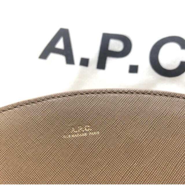 A.P.C(アーペーセー)のエーペーセー　A.P.C ハーフムーン　バッグ　タバコ レディースのバッグ(ショルダーバッグ)の商品写真