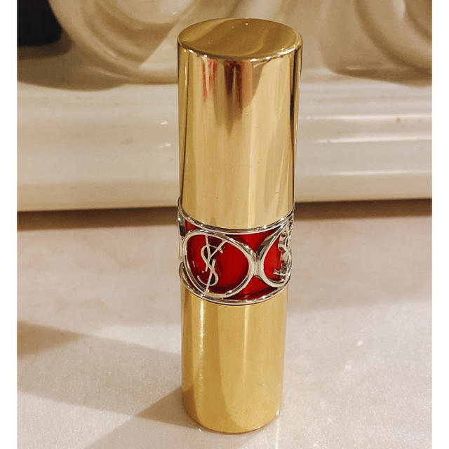 Yves Saint Laurent Beaute(イヴサンローランボーテ)のイヴサンローラン　ルージュ　ヴォリュプテシャイン　No.28 コスメ/美容のベースメイク/化粧品(口紅)の商品写真