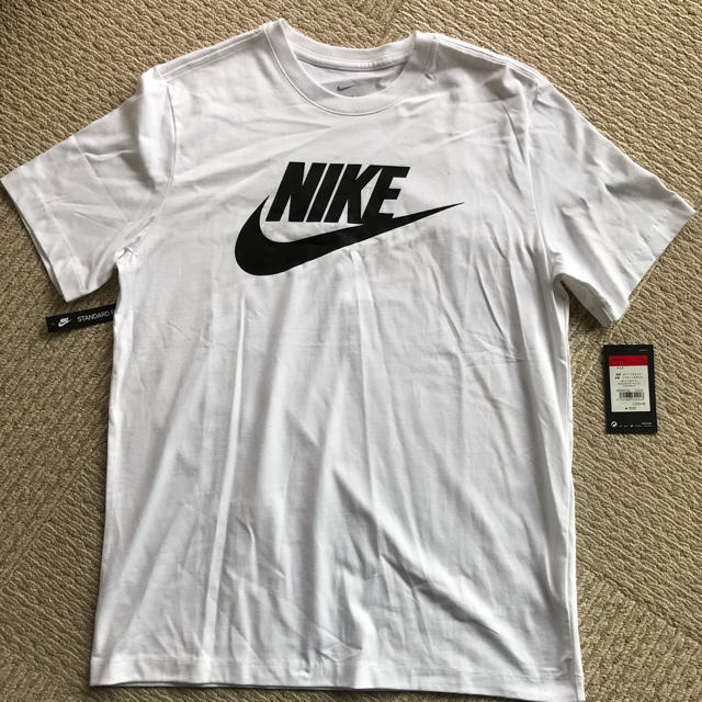 NIKE(ナイキ)のNIKE ロゴTシャツ　ホワイト メンズのトップス(Tシャツ/カットソー(七分/長袖))の商品写真