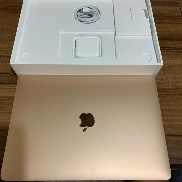 Apple(アップル)のMacBook Air 2020 core i3 使用期間1週間 スマホ/家電/カメラのPC/タブレット(ノートPC)の商品写真