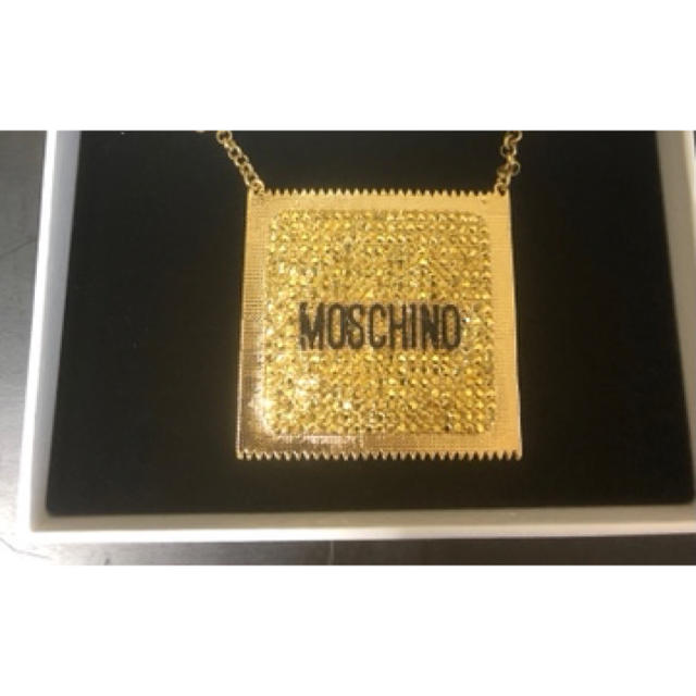 MOSCHINO(モスキーノ)のH&M moschino ネックレス　コンドーム レディースのアクセサリー(ネックレス)の商品写真