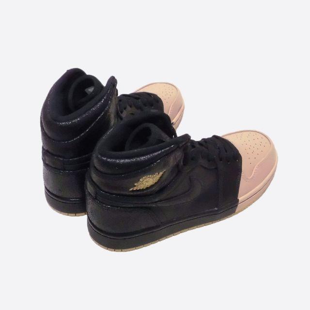 NIKE(ナイキ)の★新品★ナイキ★WMNS Air Jordan 1 High (Black/7) レディースの靴/シューズ(スニーカー)の商品写真