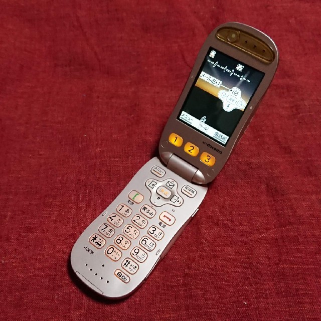 NTTdocomo(エヌティティドコモ)のドコモ　らくらくホンベーシック2 F-07A　ロゼ　ガラケー本体 スマホ/家電/カメラのスマートフォン/携帯電話(携帯電話本体)の商品写真