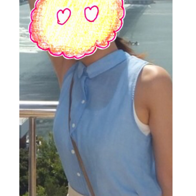 H&M(エイチアンドエム)のブルーノースリーブシャツ レディースのトップス(シャツ/ブラウス(半袖/袖なし))の商品写真