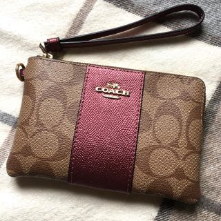 コーチ(COACH)のCOACH (コーチ）の小物ポーチ  チャーム付き　(アウトレット品)(ポーチ)