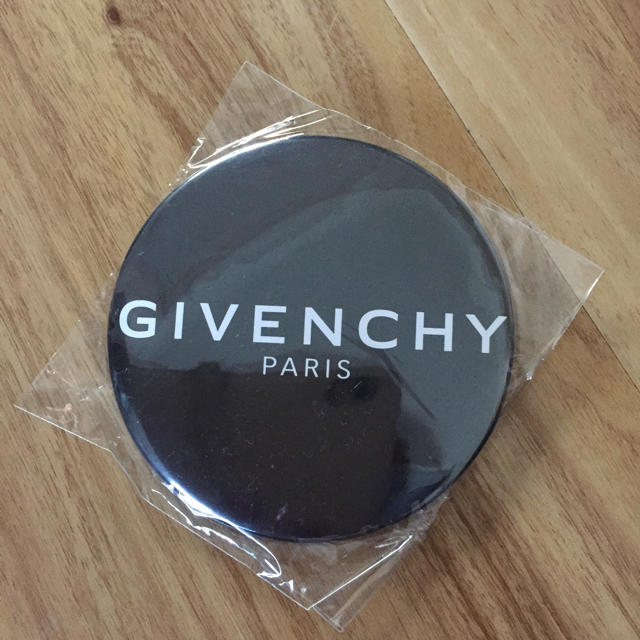 GIVENCHY(ジバンシィ)のGIVENCHY 缶バッチ レディースのファッション小物(キーホルダー)の商品写真