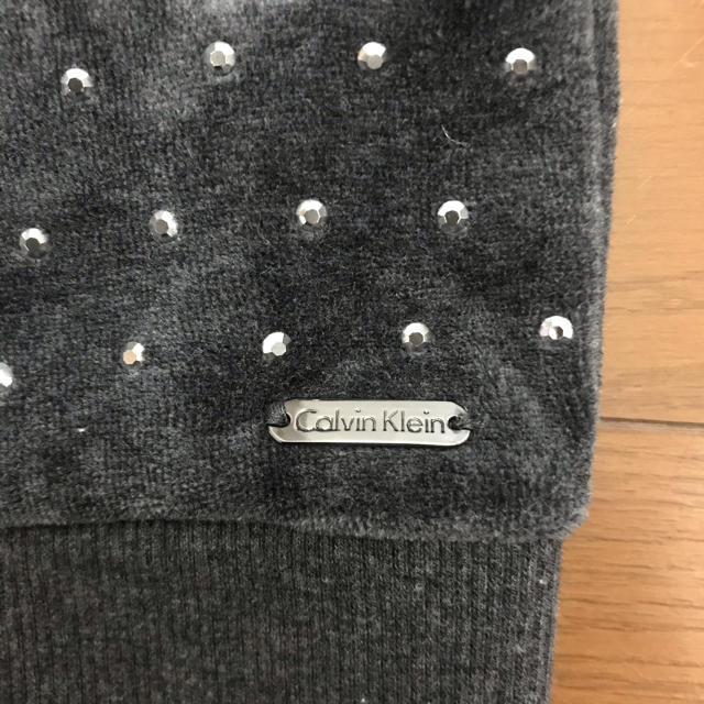 Calvin Klein(カルバンクライン)の大人気★新品同様★Calvin Klein ベロアラインストーン付パーカー レディースのトップス(パーカー)の商品写真