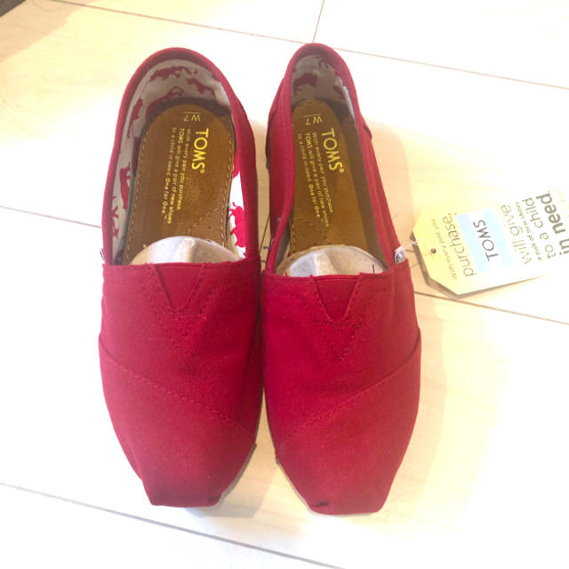 TOMS(トムズ)のTOMS スリッポン 赤 24センチ 新品 タグ付き レディースの靴/シューズ(スリッポン/モカシン)の商品写真