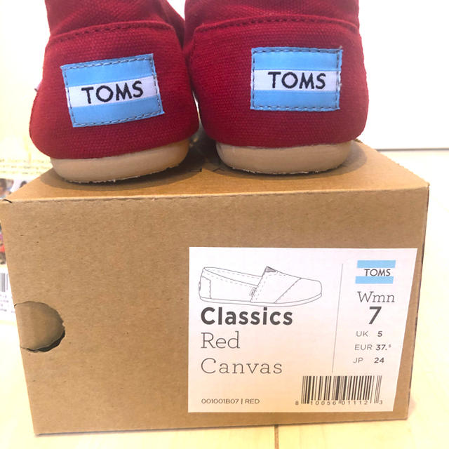 TOMS(トムズ)のTOMS スリッポン 赤 24センチ 新品 タグ付き レディースの靴/シューズ(スリッポン/モカシン)の商品写真