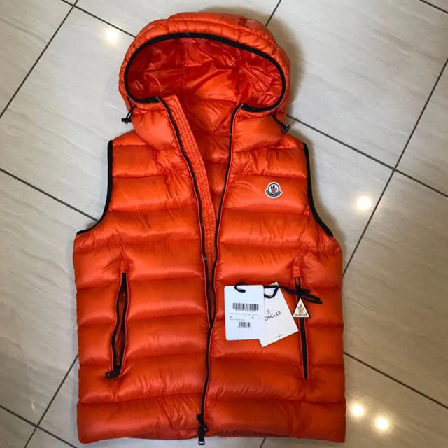 MONCLER(モンクレール)のモンクレールダウンベスト メンズのジャケット/アウター(ダウンベスト)の商品写真