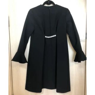 バーニーズニューヨーク(BARNEYS NEW YORK)の【美品】ヨーコチャン　バックパールワンピース(ひざ丈ワンピース)