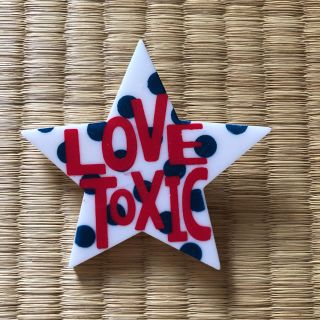 ラブトキシック(lovetoxic)の新品タグなし★ラブトキシック　星型のバッジ★(その他)