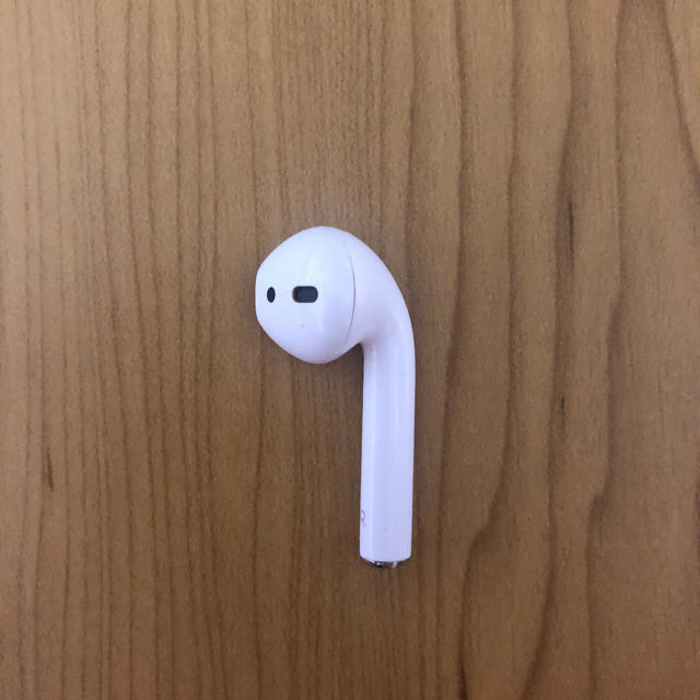 Apple(アップル)のair pods  右耳 スマホ/家電/カメラのオーディオ機器(ヘッドフォン/イヤフォン)の商品写真