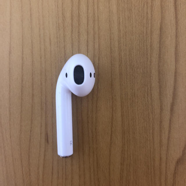 Apple(アップル)のair pods  右耳 スマホ/家電/カメラのオーディオ機器(ヘッドフォン/イヤフォン)の商品写真