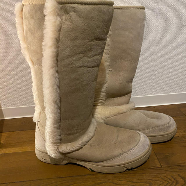 UGG(アグ)のベージュ　UGGブーツ　25cm レディースの靴/シューズ(ブーツ)の商品写真