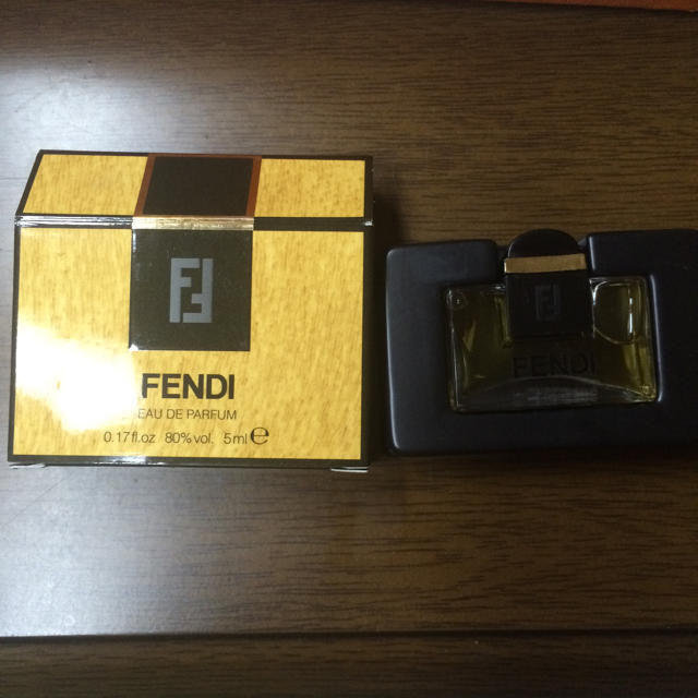 FENDI(フェンディ)のFENDI ミニ香水 新品未使用 コスメ/美容の香水(香水(女性用))の商品写真