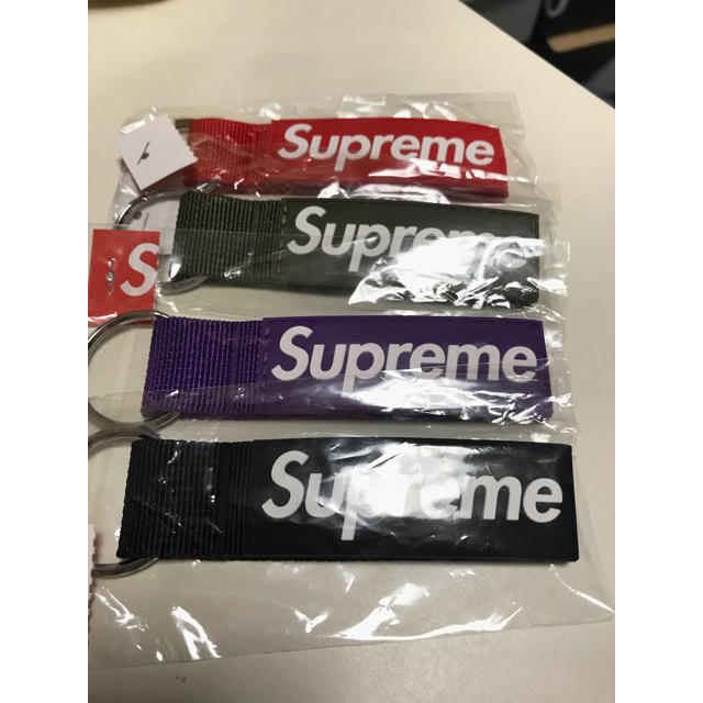 Supreme(シュプリーム)のsupreme webbing keychain 4色セット メンズのファッション小物(キーホルダー)の商品写真