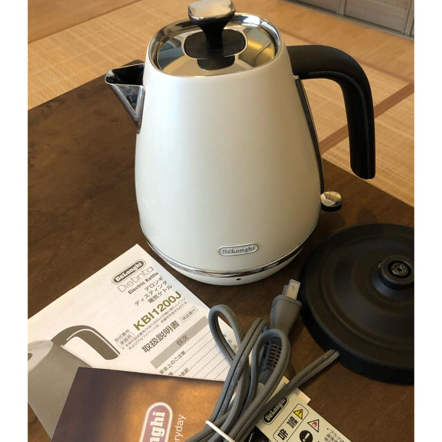 DeLonghi(デロンギ)の1214様　専用　DeLonghi 電気ケトル　白　ホワイト スマホ/家電/カメラの生活家電(電気ケトル)の商品写真