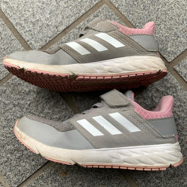 adidas(アディダス)の値下げしました。19.5adidasスニーカー キッズ/ベビー/マタニティのキッズ靴/シューズ(15cm~)(スニーカー)の商品写真