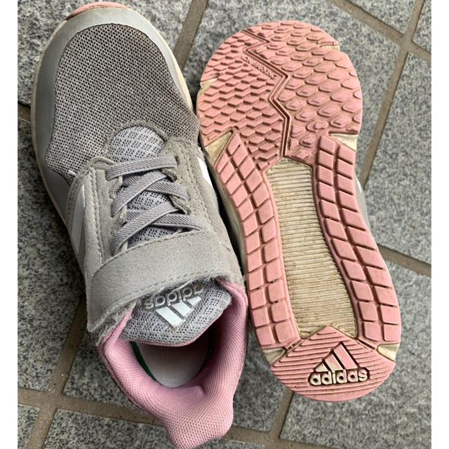 adidas(アディダス)の値下げしました。19.5adidasスニーカー キッズ/ベビー/マタニティのキッズ靴/シューズ(15cm~)(スニーカー)の商品写真