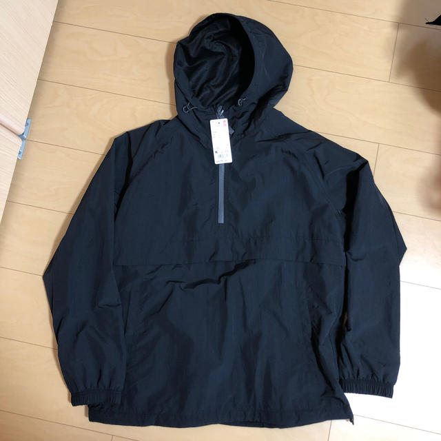 UNIQLO(ユニクロ)の新品、未使用　ユニクロ　オーバーサイズ　アノラックパーカ　Mサイズ　BLACK メンズのジャケット/アウター(ナイロンジャケット)の商品写真