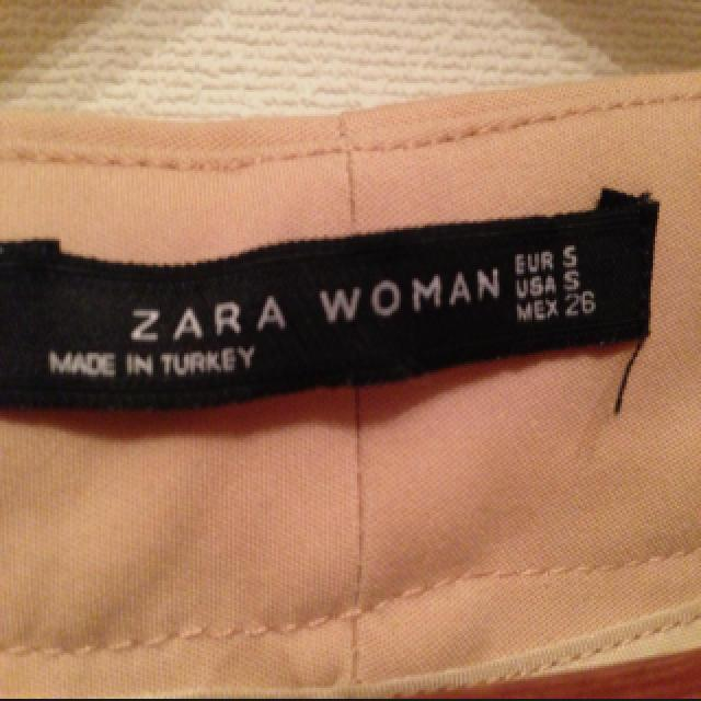 ZARA(ザラ)のZARA WOMAN★スタッズ付パンツ レディースのパンツ(クロップドパンツ)の商品写真