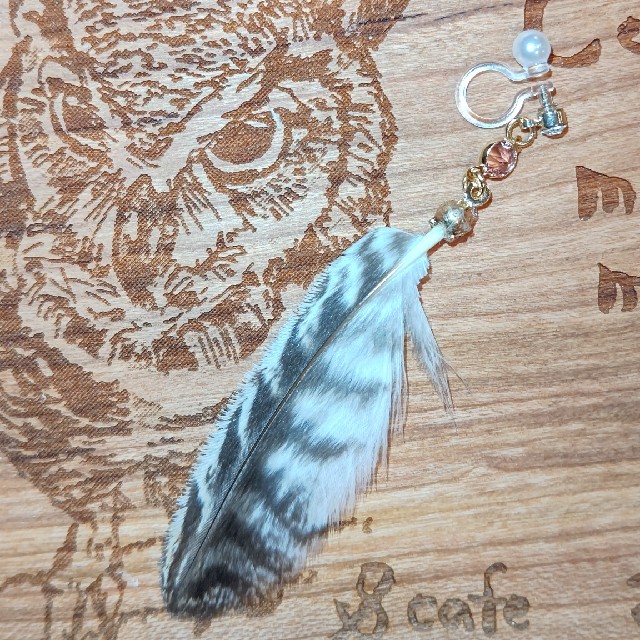 フクロウの羽根イヤリング【１個】 ハンドメイドのアクセサリー(イヤリング)の商品写真