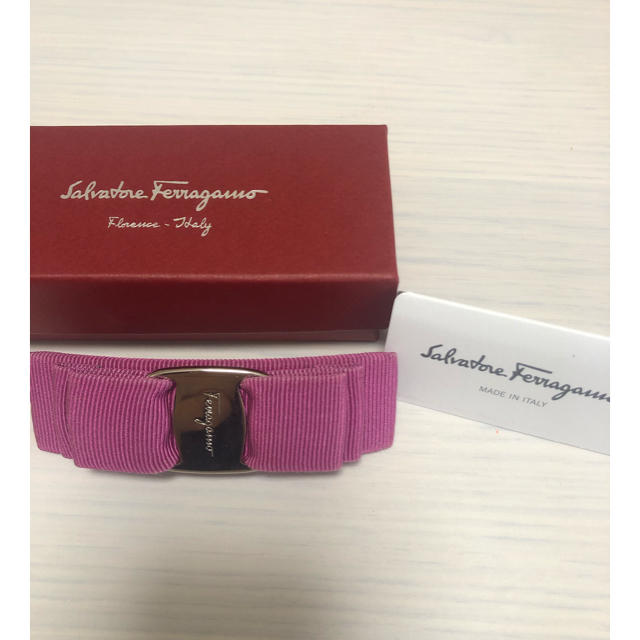 Salvatore Ferragamo(サルヴァトーレフェラガモ)のフェラガモ  バレッタ　ピンク【本日限定値下げ】 レディースのヘアアクセサリー(バレッタ/ヘアクリップ)の商品写真