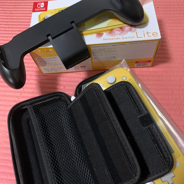 Nintendo Switch(ニンテンドースイッチ)のNintendo Switch light イエロー　新品 エンタメ/ホビーのゲームソフト/ゲーム機本体(携帯用ゲーム機本体)の商品写真