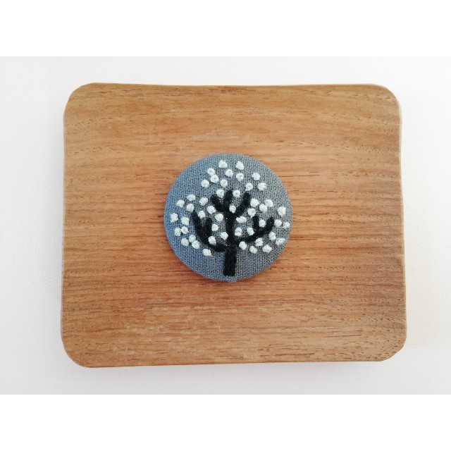 no.431  木の刺繍のくるみボタンブローチ ハンドメイドのアクセサリー(コサージュ/ブローチ)の商品写真