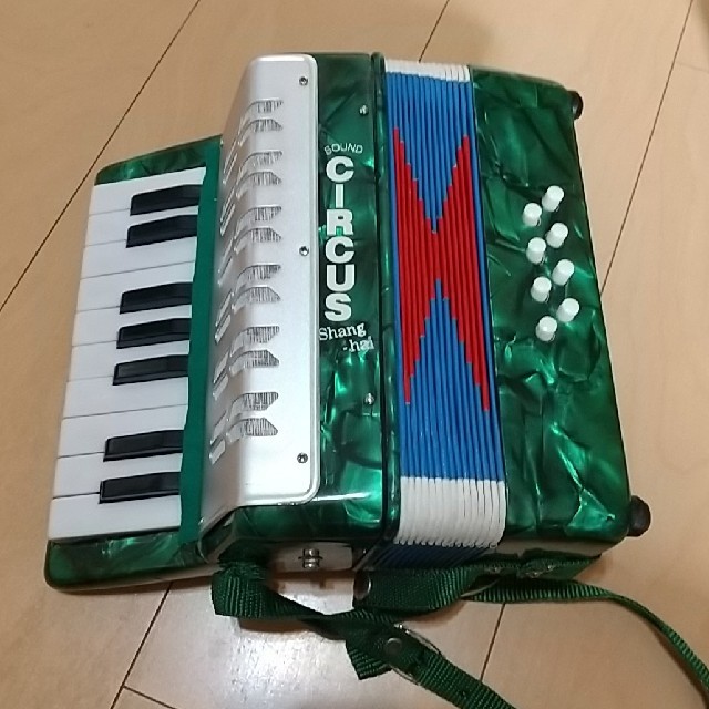 ミニアコーディオン 稼働確認済み 専用袋付き 楽器の鍵盤楽器(アコーディオン)の商品写真