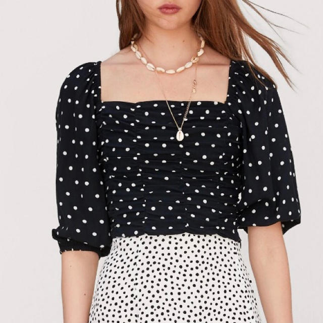 ZARA(ザラ)のドレープ入りドット柄トップス レディースのトップス(カットソー(半袖/袖なし))の商品写真