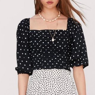 ザラ(ZARA)のドレープ入りドット柄トップス(カットソー(半袖/袖なし))